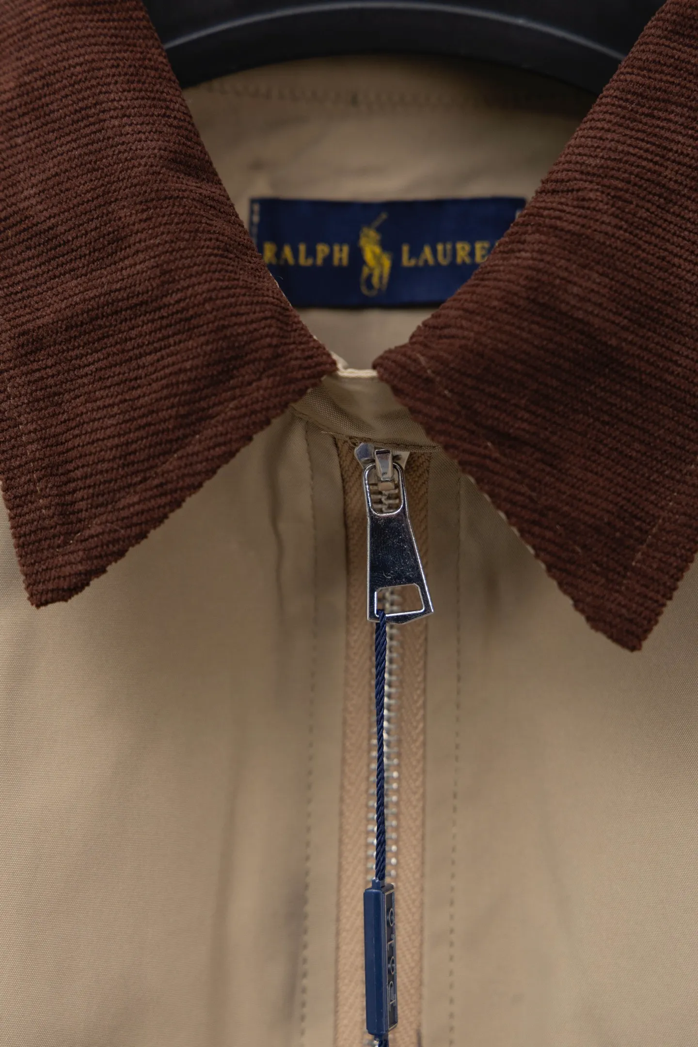P330 Model number: M018 (original replica) The top version of Ralph Lauren second-hand jacket. This Ralph Lauren second-hand jacket has a high usage rate in autumn and winter. The corduroy collar is very American retro and the denim shirt inside is the Brokeback Mountain outfit that was very popular last year. The inner stripe plaid is a perfect combination of temperature and trend. This is also an eternal classic that both boys and girls can wear. The fabric is really different from others. The new model is not as stiff as the old model. I think it is better to wear. It is 100% pure cotton. The hardness is just right and not that stiff!! This is this year’s upgrade, but I feel it is easier to wear. The embroidery on the chest is made of German Oman embroidery fiber with original data. The embroidery process is very particular. It uses Japanese Tajima machines to ensure the embroidery is exquisite and three-dimensional, which is what I said is different from the ones on the market. About the workmanship, the version is a loose version for both boys and girls!! The coat can be worn longer and is about to go out in October during the Mid-Autumn Festival. Retro will never go out of style. Color: khaki ~ black ~ navy blue size: S-XL S: bust 118, length 70, sleeve length 68, shoulder width 50 M: bust 122, length 72, sleeve length 69, shoulder width 51 L: bust 126, length 74, sleeve length 70, shoulder width 52 XL: Bust 130, length 76, sleeve length 71, shoulder width 53